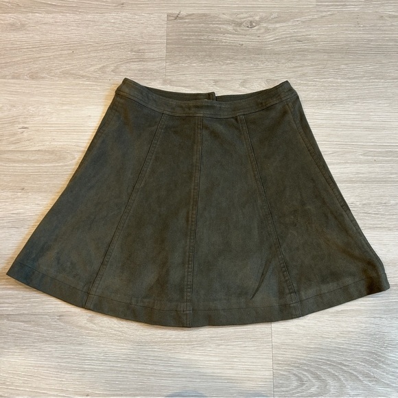 Abercrombie & Fitch Army Green Faux Suede High Waisted Button Down Mini Skirt -2 - Picture 5 of 7